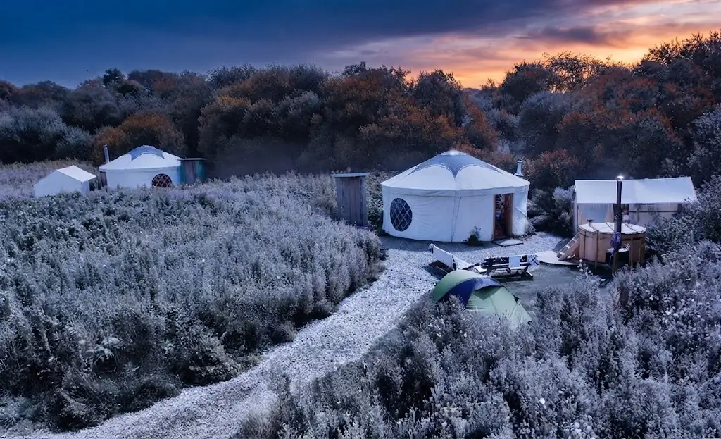 Interior de un domo de glamping equipado con cama y confort en Argentina, Argentina