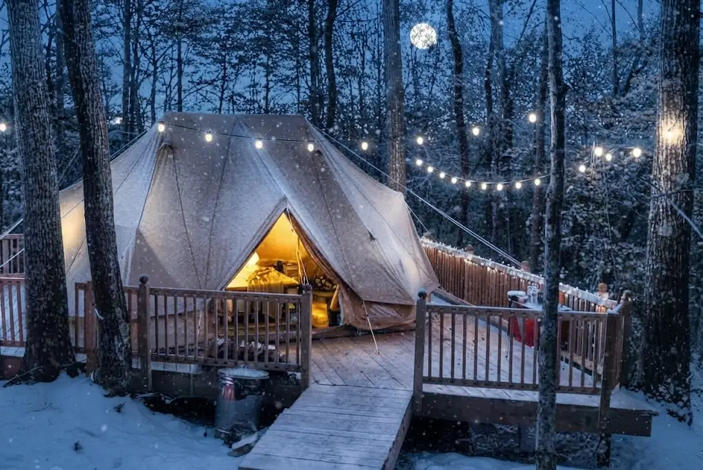 Interior de un domo de glamping equipado con cama y confort en Argentina, Argentina