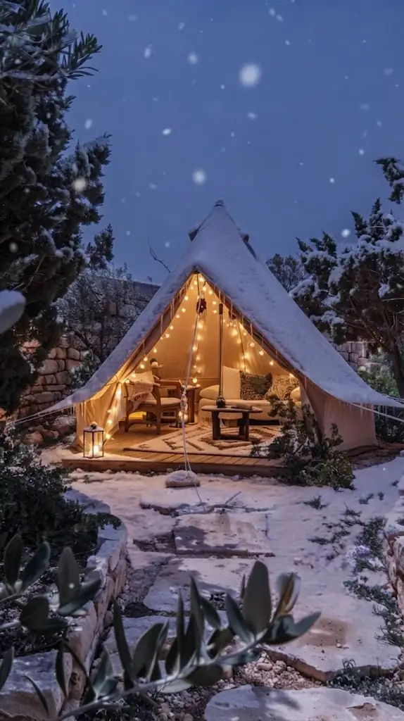 Interior de un domo de glamping equipado con cama y confort en Argentina, Argentina