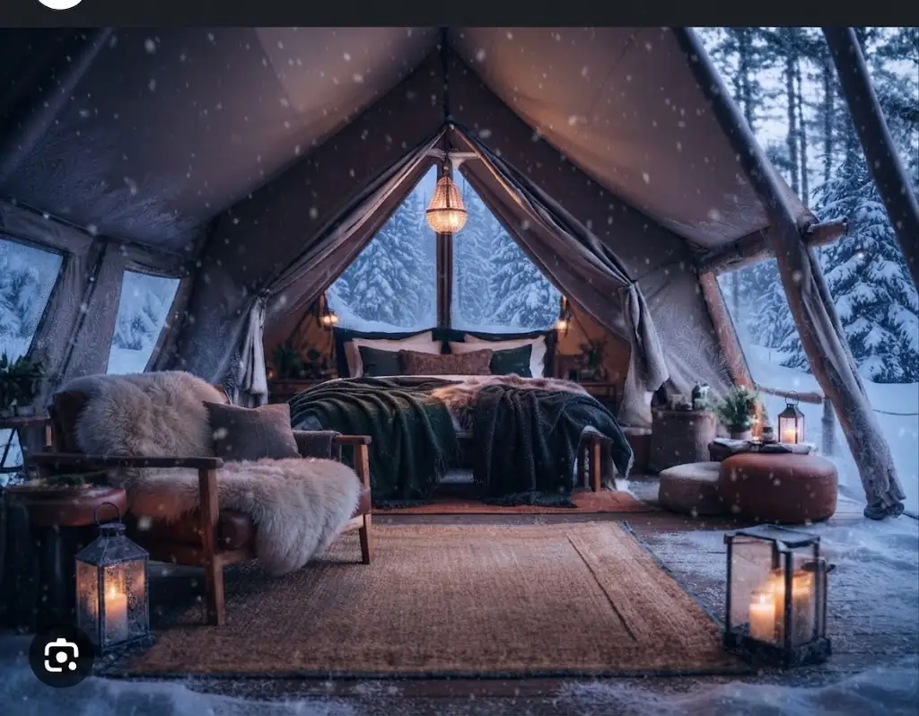 Interior de un domo de glamping equipado con cama y confort en ¿Qué es el glamping?, Argentina