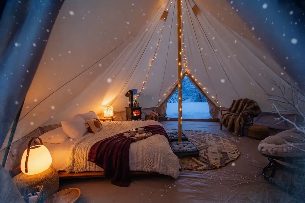 Interior de un domo de glamping equipado con cama y confort en Argentina, Argentina