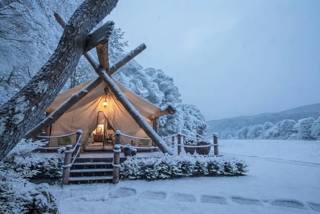 Interior de un domo de glamping equipado con cama y confort en Argentina, Argentina