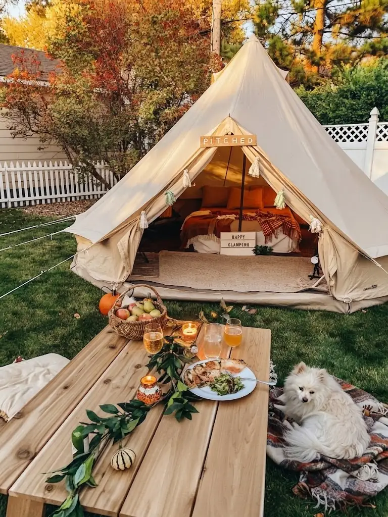 Interior de un domo de glamping equipado con cama y confort en Buenos Aires y la Costa Atlántica, Argentina