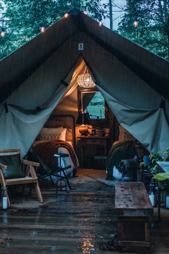 Interior de un domo de glamping equipado con cama y confort en el Delta del Tigre, Argentina