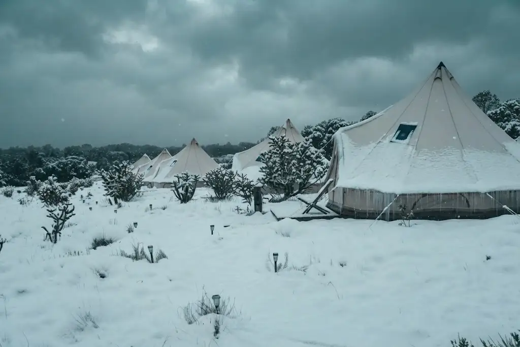 Interior de un domo de glamping equipado con cama y confort en Mar del Plata, Argentina