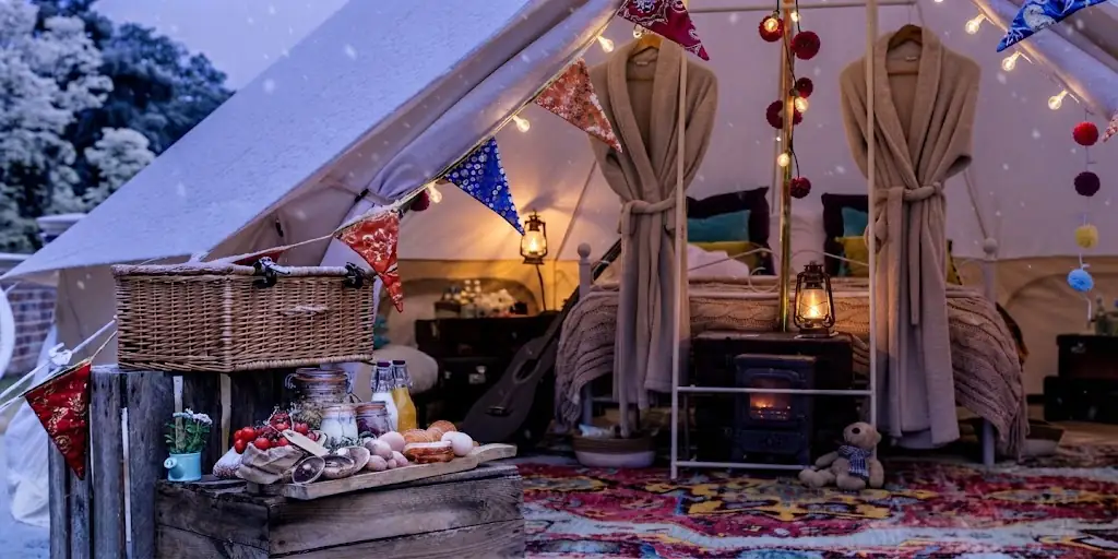 Interior de un domo de glamping equipado con cama y confort en Lobos, Argentina