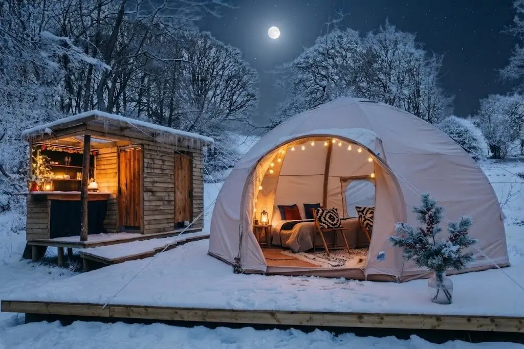 Interior de un domo de glamping equipado con cama y confort en Tandil, Argentina