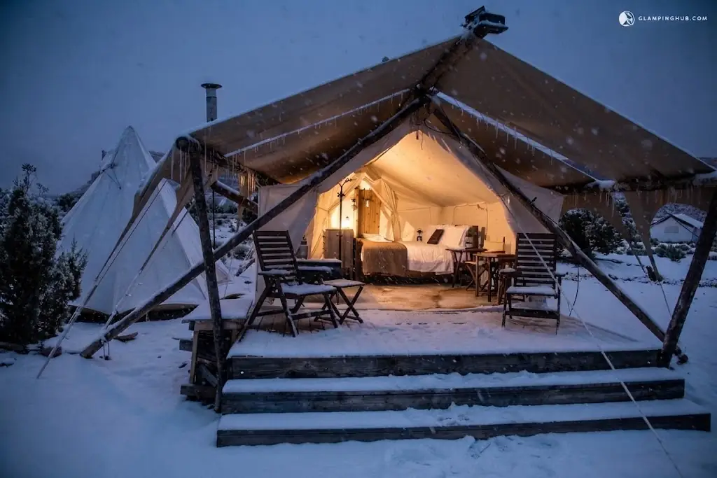 Interior de un domo de glamping equipado con cama y confort en Moreno, Argentina