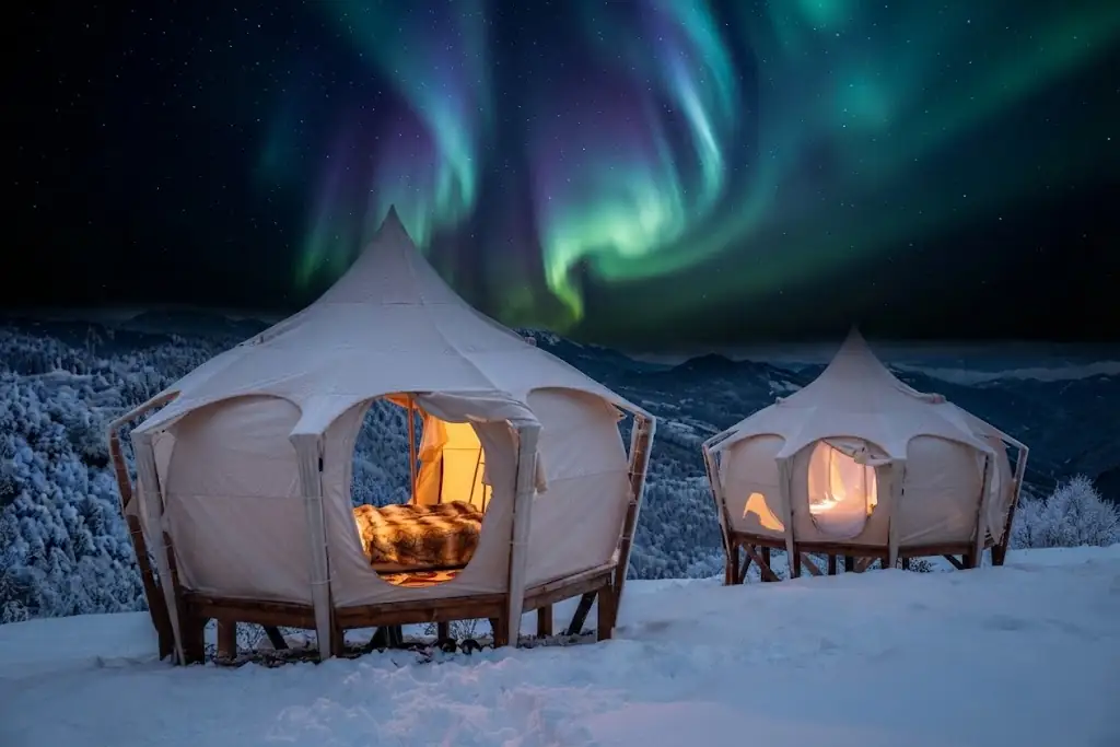 Interior de un domo de glamping equipado con cama y confort en Villa La Angostura, Argentina