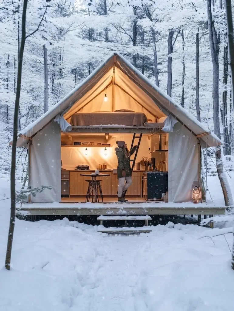 Interior de un domo de glamping equipado con cama y confort en Neuquén, Argentina