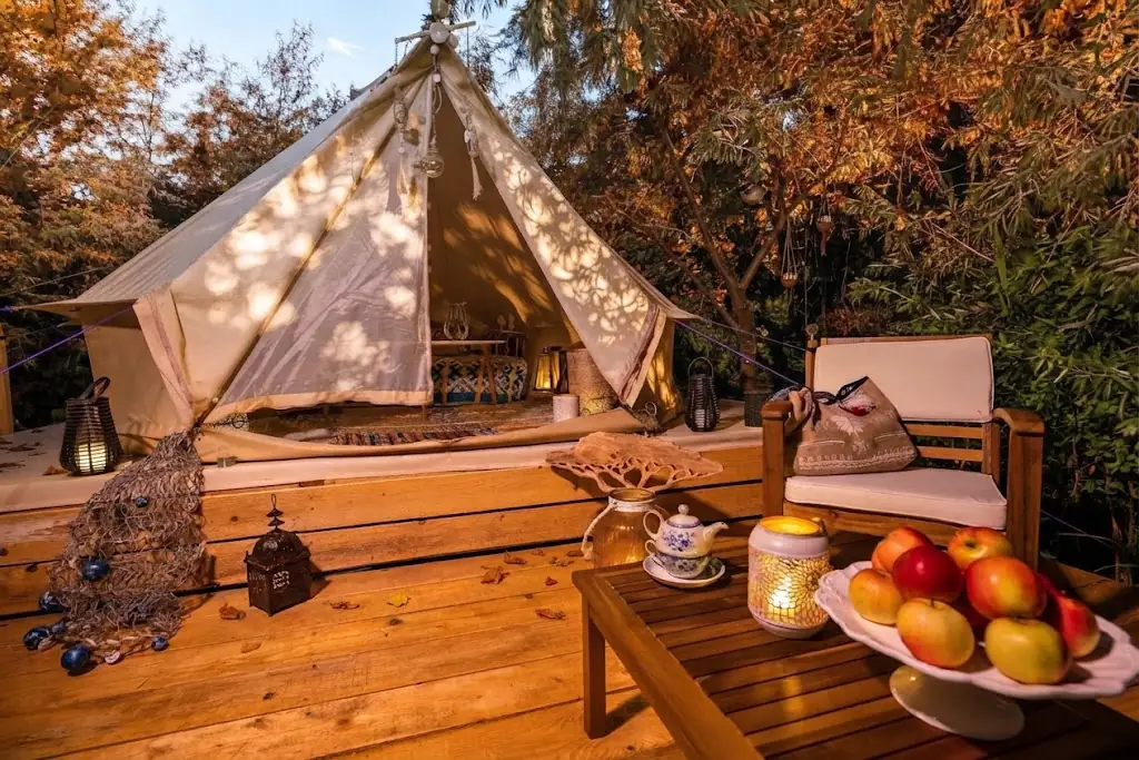 Interior de un domo de glamping equipado con cama y confort en el sur argentino, Argentina