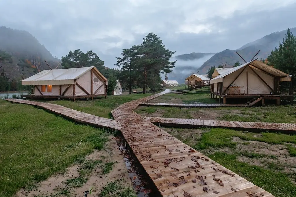 Interior de un domo de glamping equipado con cama y confort en Córdoba y las Sierras, Argentina