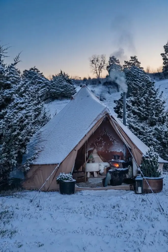 Interior de un domo de glamping equipado con cama y confort en Tanti, Argentina