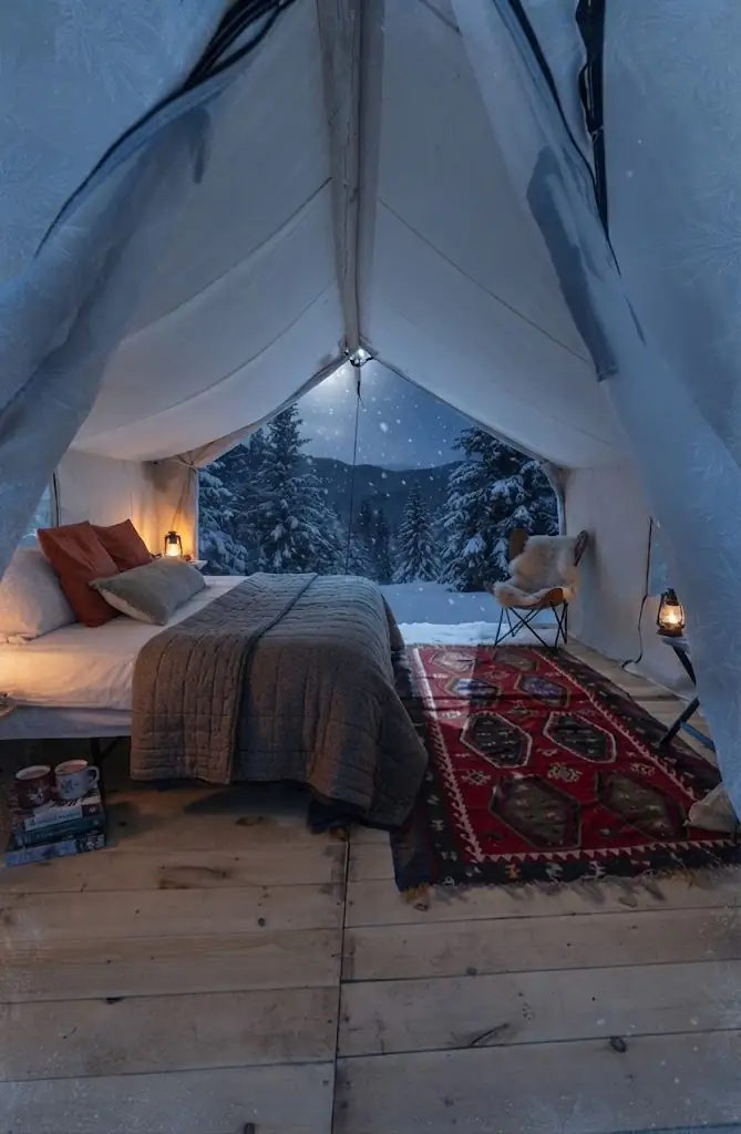 Interior de un domo de glamping equipado con cama y confort en Geo Capilla Del Monte, Argentina