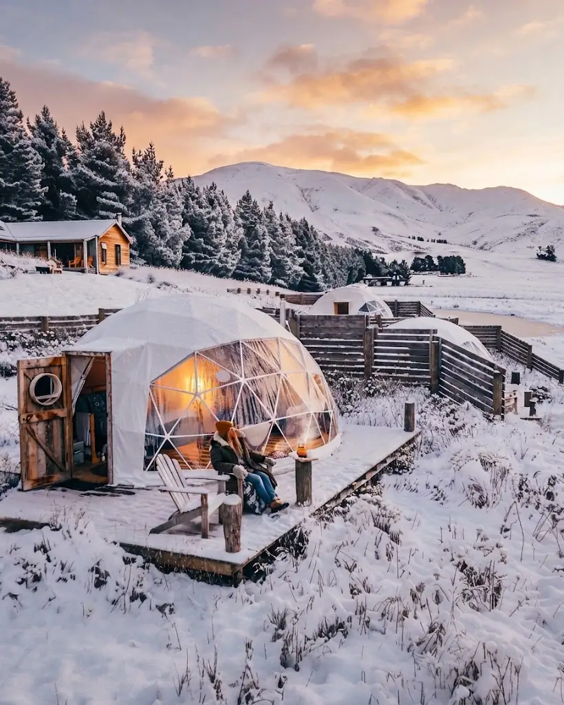 Interior de un domo de glamping equipado con cama y confort en Mendoza y Cuyo, Argentina