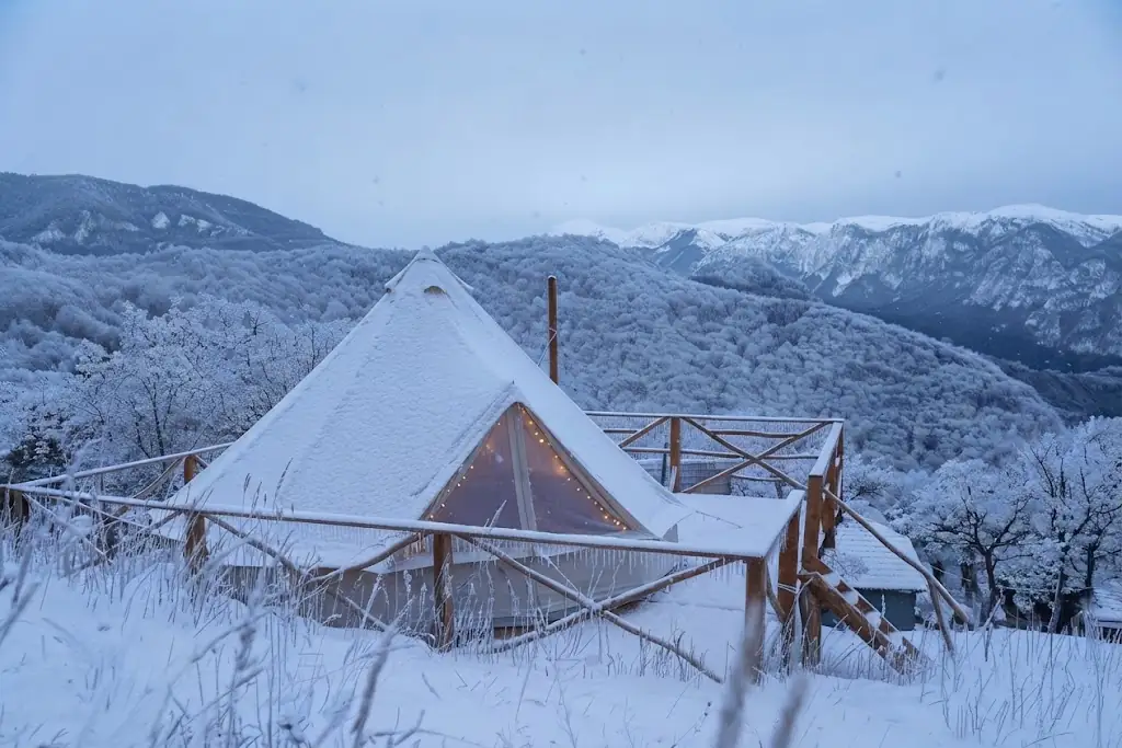 Interior de un domo de glamping equipado con cama y confort en San Juan, Argentina