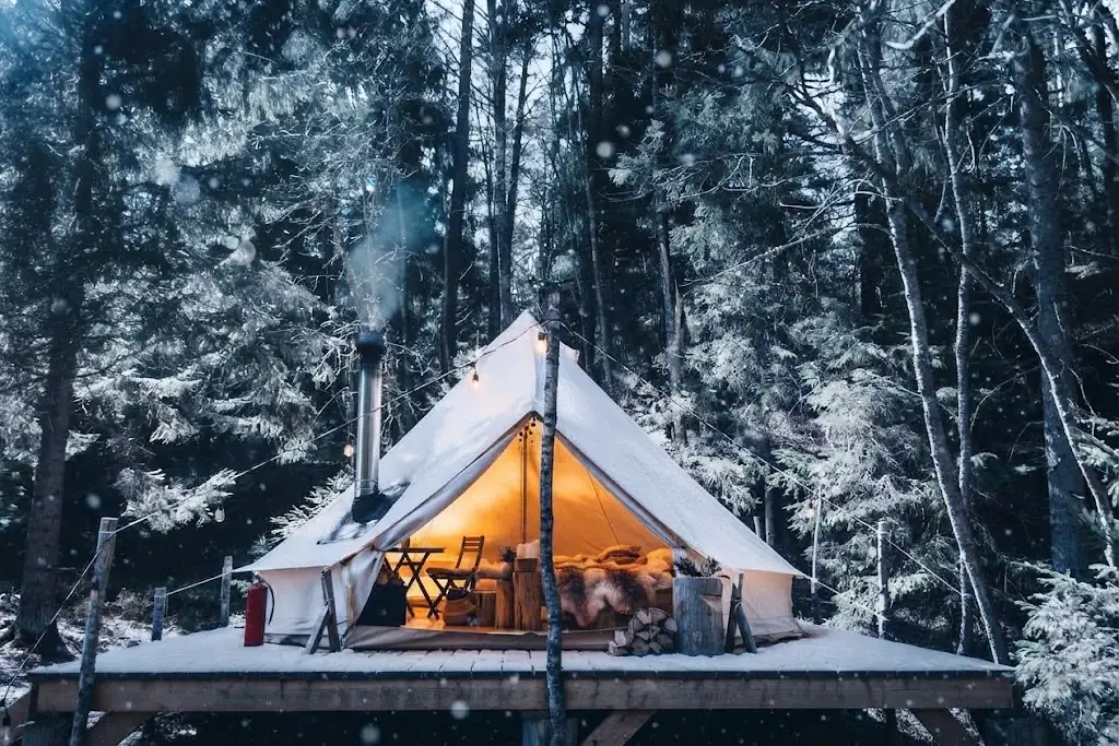 Interior de un domo de glamping equipado con cama y confort en Merlo, Argentina