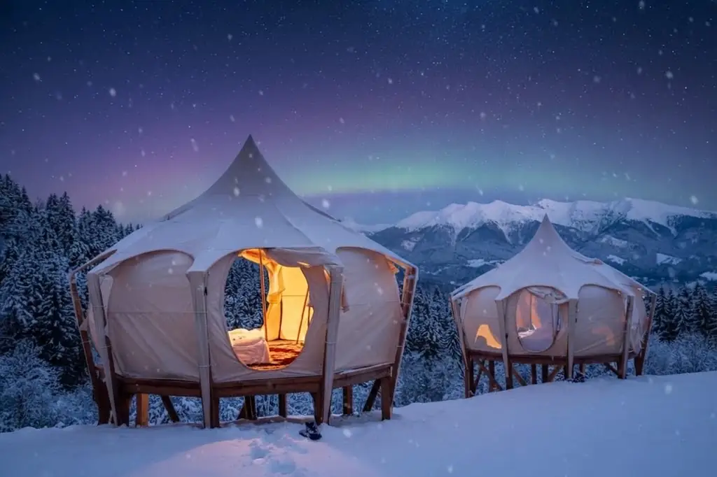 Interior de un domo de glamping equipado con cama y confort en San Luis, Argentina