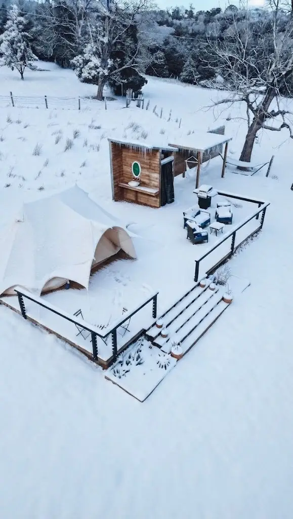 Interior de un domo de glamping equipado con cama y confort en Malargüe, Argentina