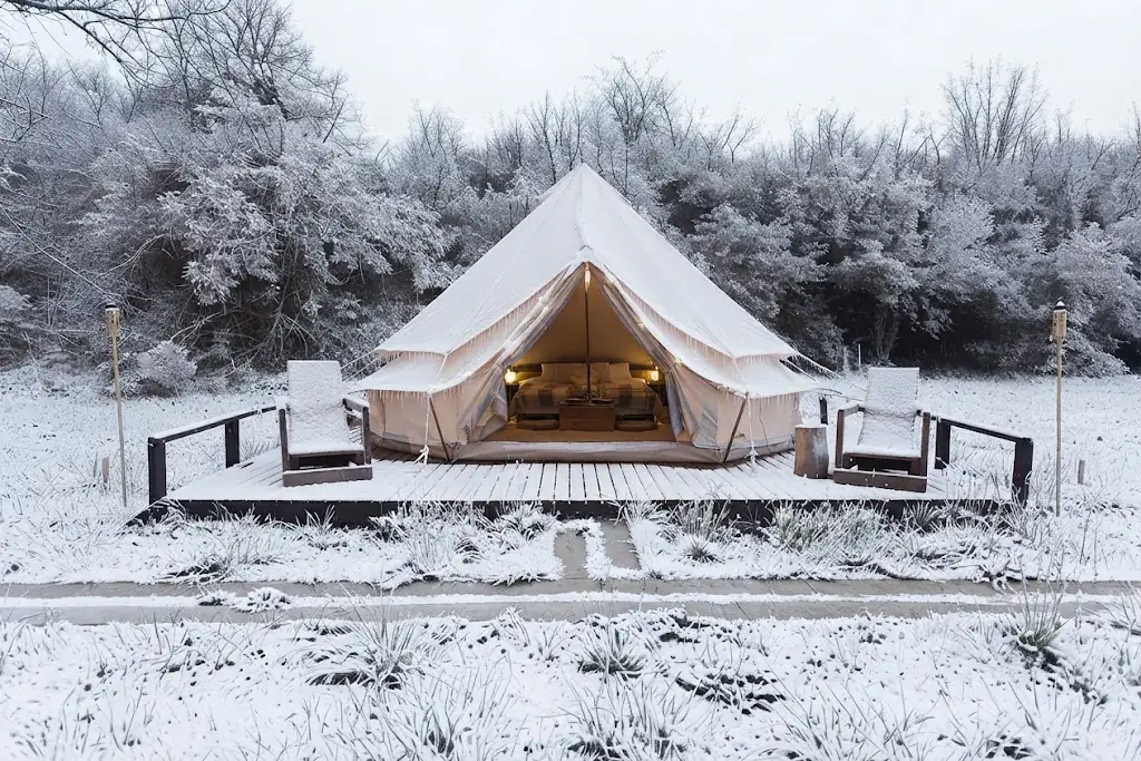 Interior de un domo de glamping equipado con cama y confort en Jujuy, Argentina