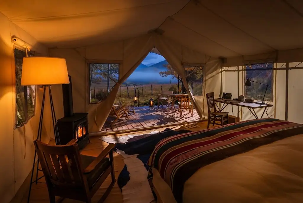 Interior de un domo de glamping equipado con cama y confort en Tucumán, Argentina