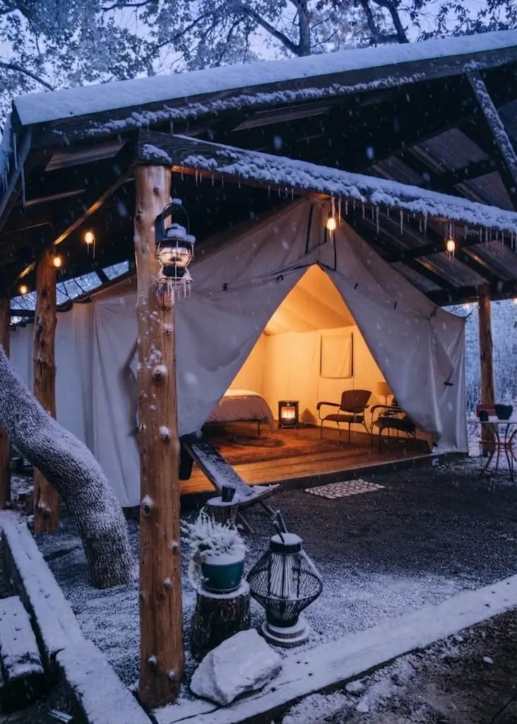 Interior de un domo de glamping equipado con cama y confort en Tafí del Valle, Argentina