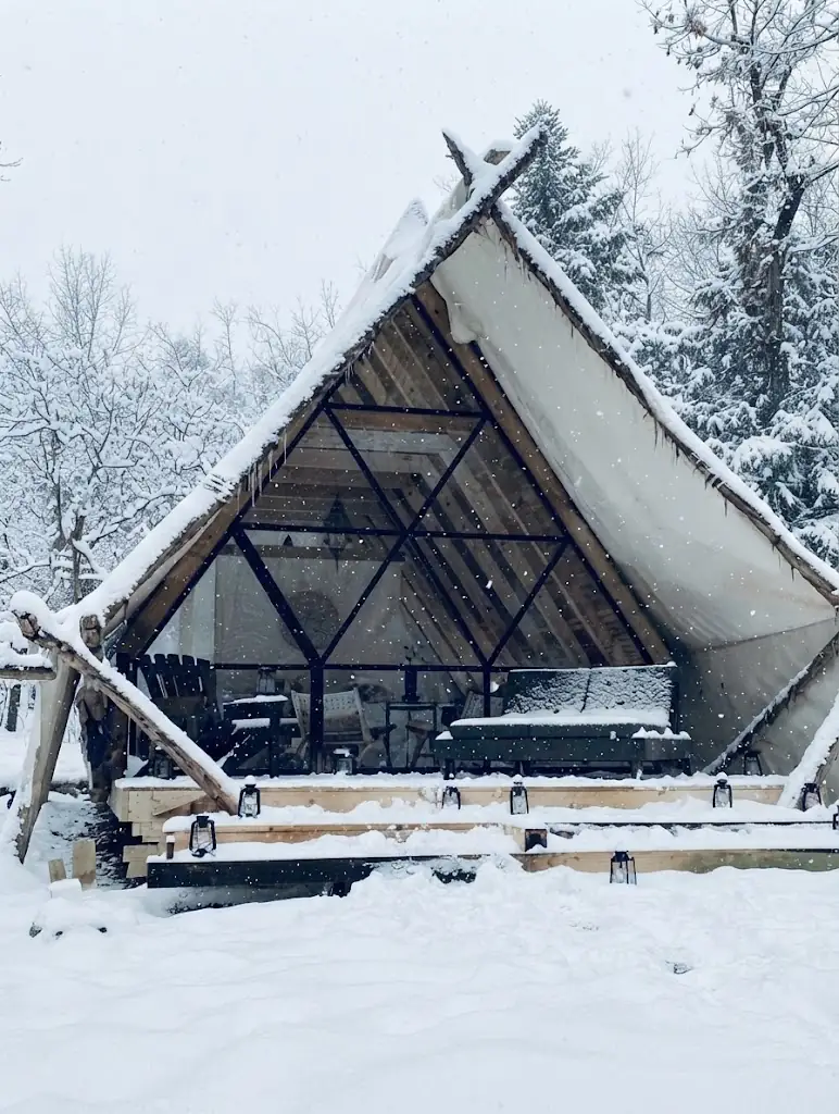 Interior de un domo de glamping equipado con cama y confort en Catamarca, Argentina