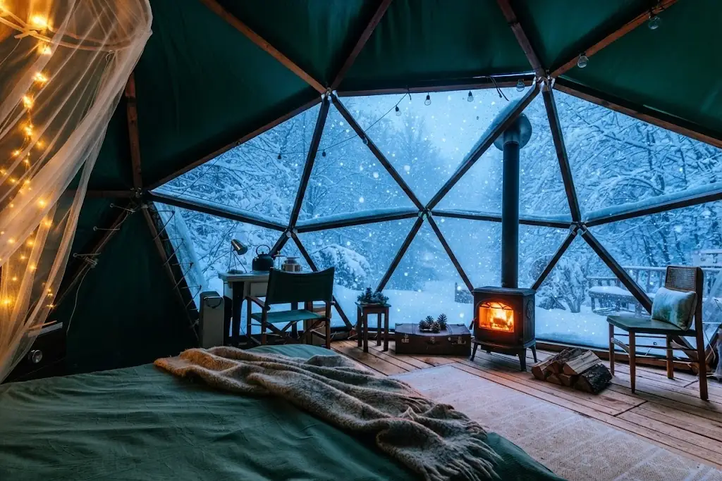 Interior de un domo de glamping equipado con cama y confort en Cachi El Paraiso De Nala, Argentina