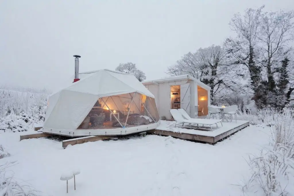 Interior de un domo de glamping equipado con cama y confort en el Litoral, Argentina