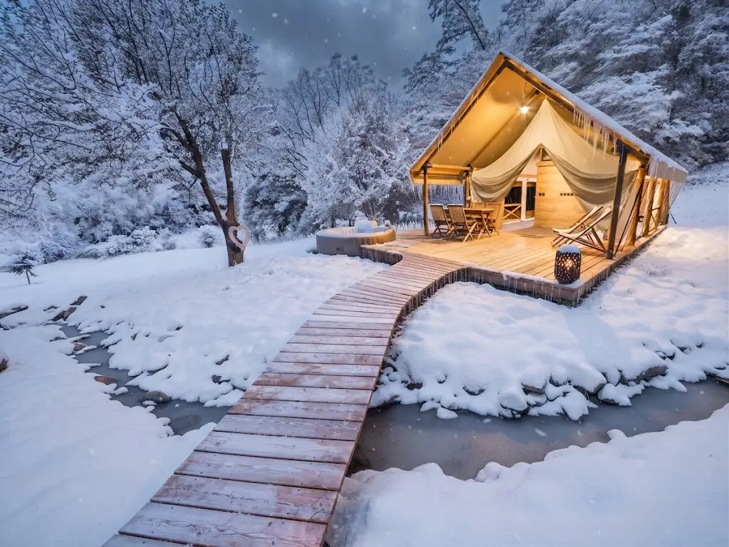 Interior de un domo de glamping equipado con cama y confort en Rosario, Argentina