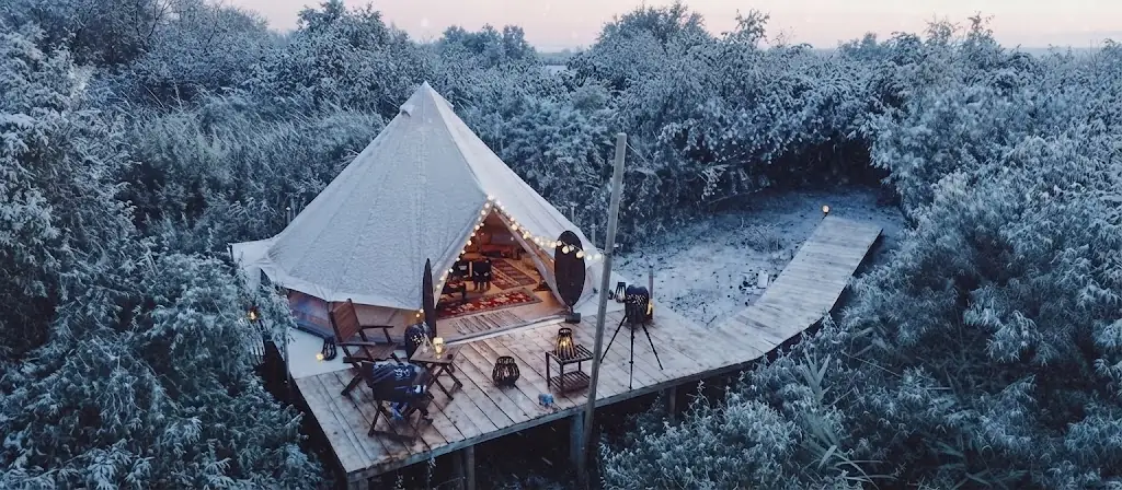 Interior de un domo de glamping equipado con cama y confort en Misiones Argentina, Argentina