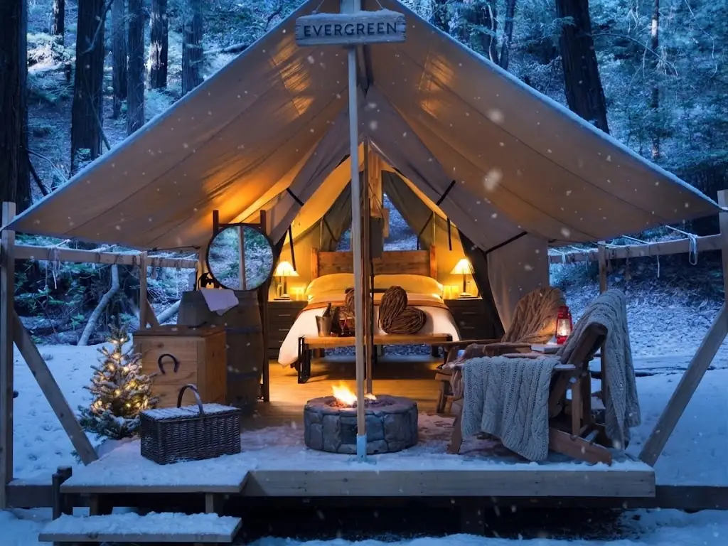 Interior de un domo de glamping equipado con cama y confort en Casa Misiones, Argentina