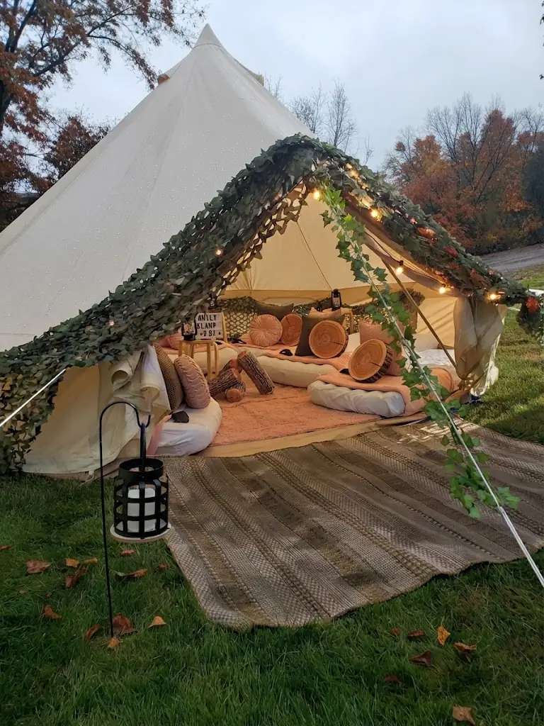 Interior de un domo de glamping equipado con cama y confort en Domos, Carpas y Equipamiento, Argentina