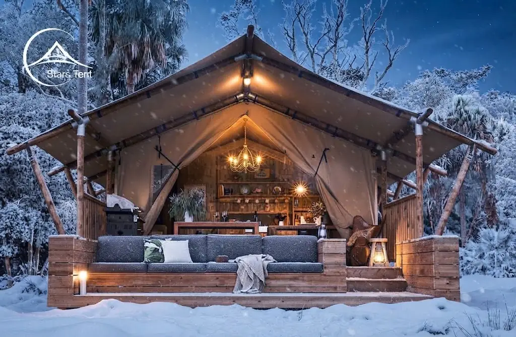 Interior de un domo de glamping equipado con cama y confort en Argentina, Argentina