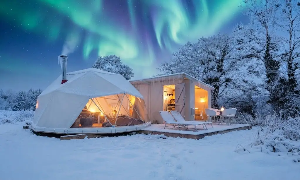 Interior de un domo de glamping equipado con cama y confort en Argentina, Argentina