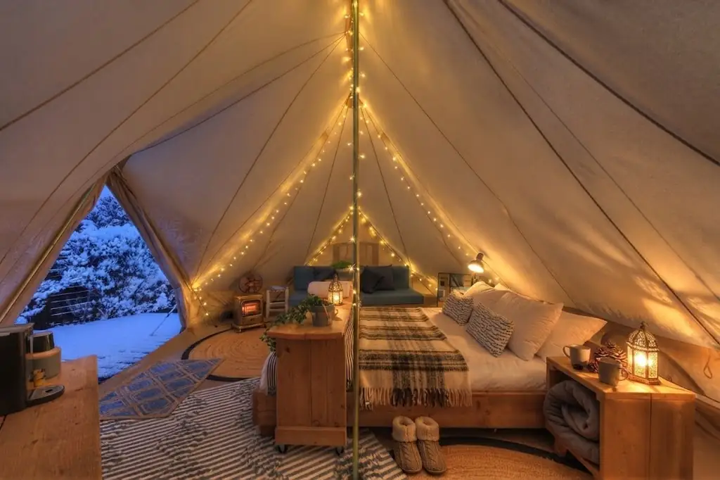 Interior de un domo de glamping equipado con cama y confort en Barda del Medio, Argentina