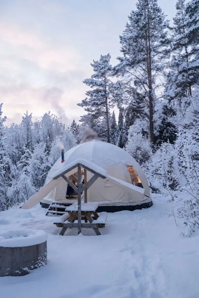 Interior de un domo de glamping equipado con cama y confort en Madera, Argentina