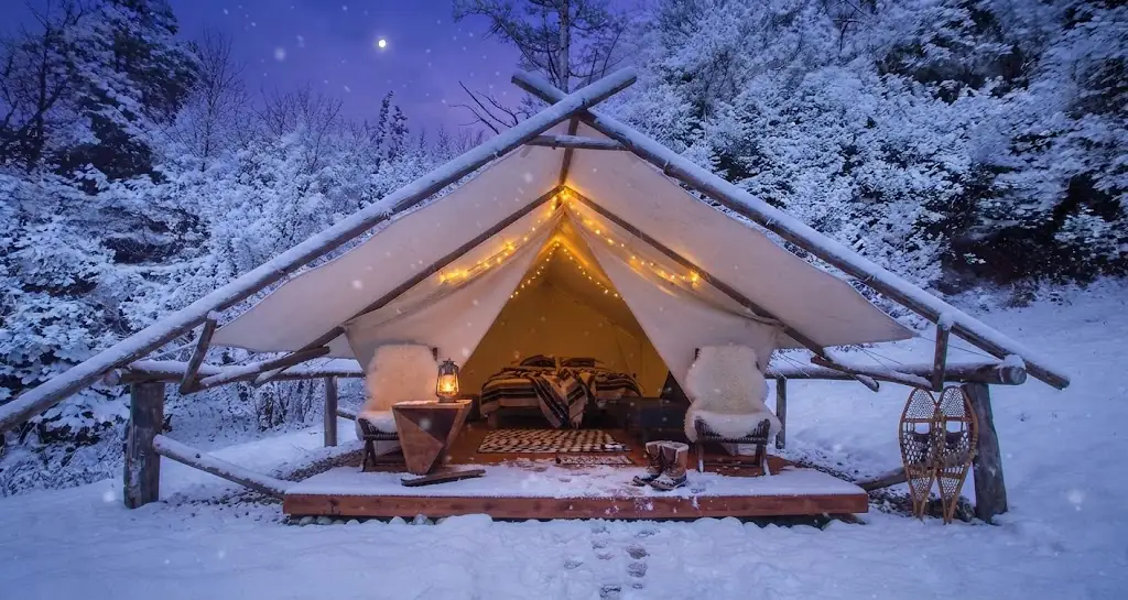Domo geodésico de glamping integrado en la naturaleza de ¿Qué es el glamping?, Argentina