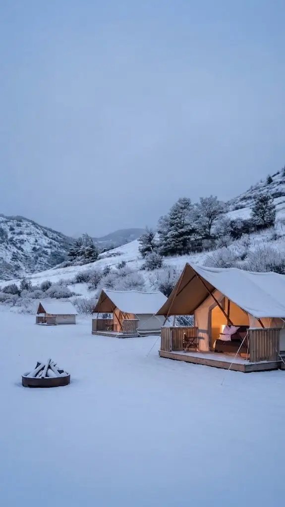 Domo geodésico de glamping integrado en la naturaleza de Salinas Grandes, Argentina