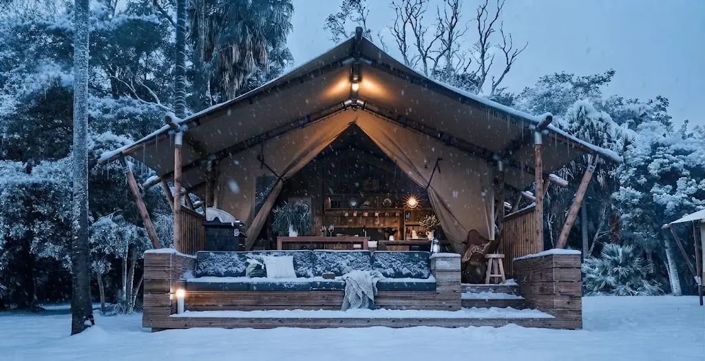Domo geodésico de glamping integrado en la naturaleza de los Esteros del Iberá, Argentina