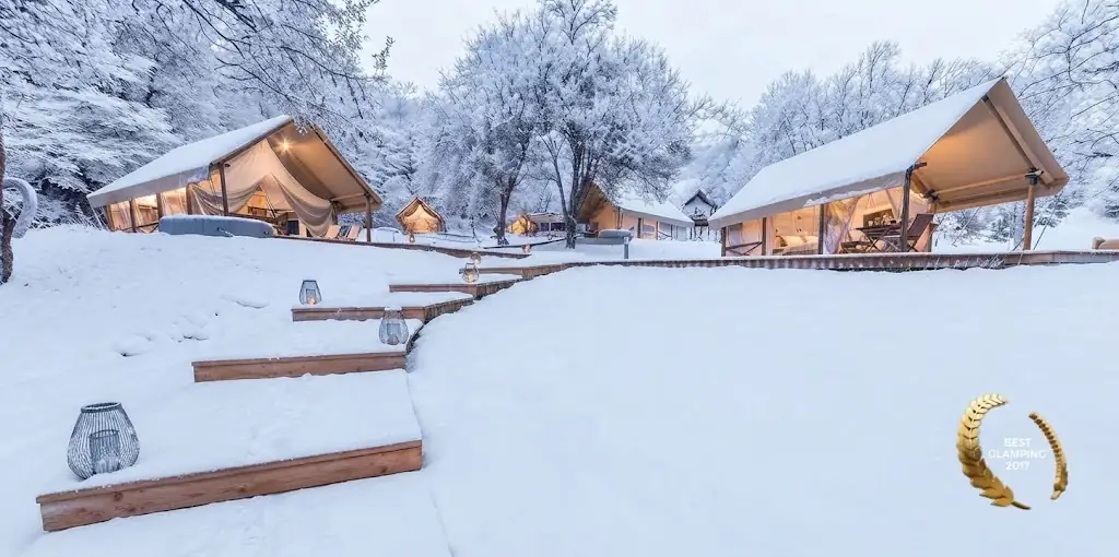 Domo geodésico de glamping integrado en la naturaleza de Elco Domo, Argentina