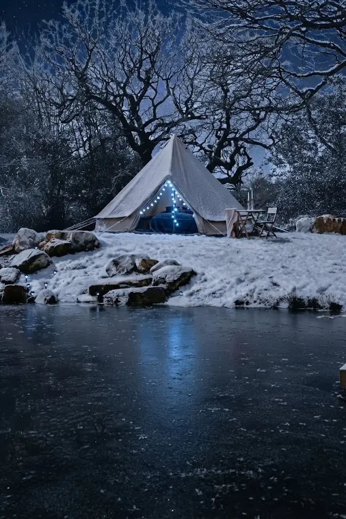 Domo geodésico de glamping integrado en la naturaleza de In Ba, Argentina