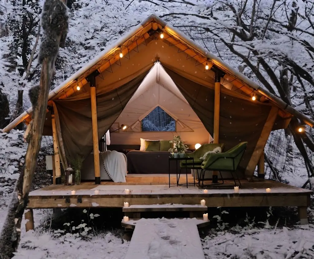 Domo geodésico de glamping integrado en la naturaleza de Madera, Argentina