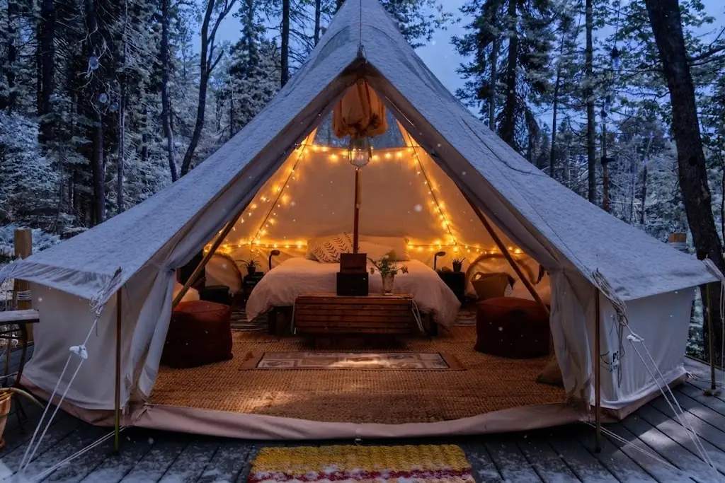 Domo geodésico de glamping integrado en la naturaleza de la playa, Argentina