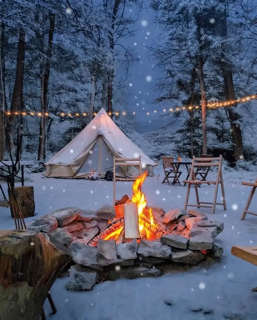 Interior de un domo de glamping equipado con cama y confort en Argentina, Argentina