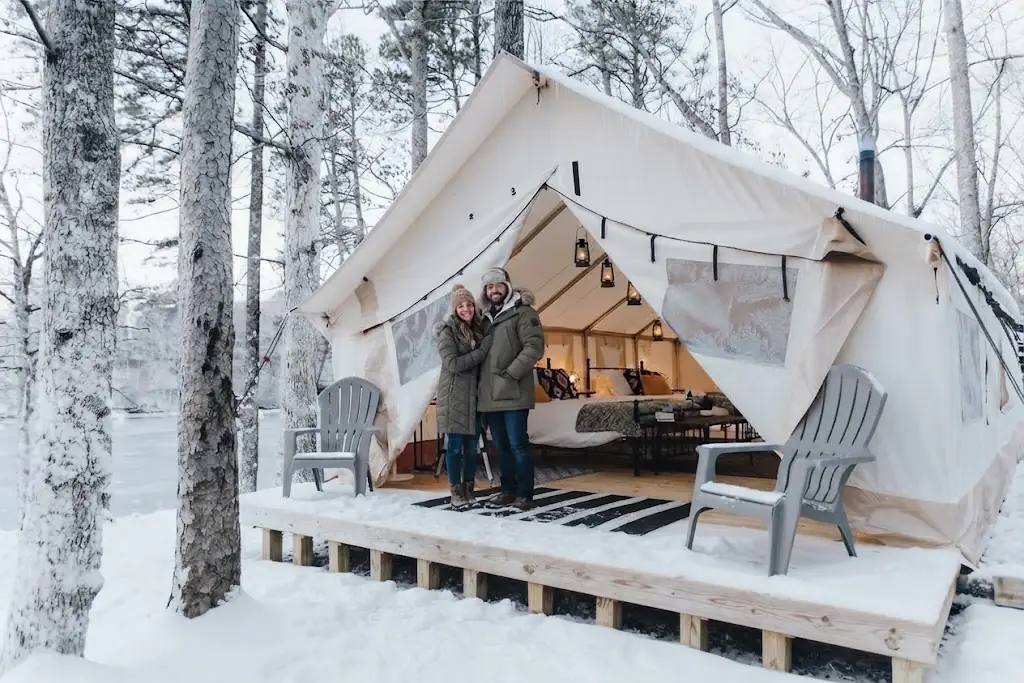 Interior de un domo de glamping equipado con cama y confort en Argentina, Argentina